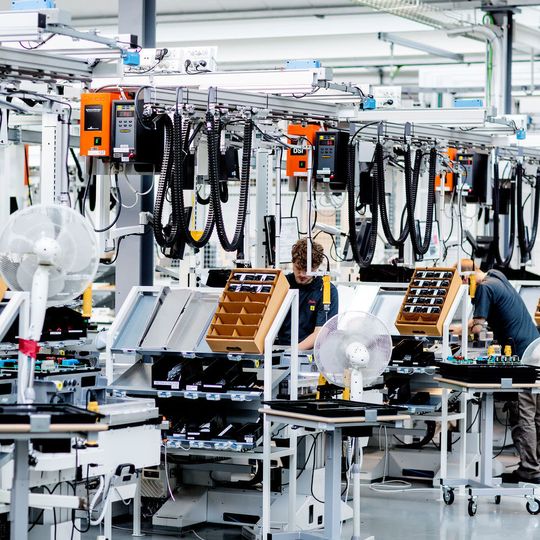 Das neue, vereinfachte Design der Vacon-3000-Vorladeeinheit bringt einen schnellen und sicheren Einschaltvorgang – auch bei häufigem Einschalten. Es erfordert keine Vorlade-Widerstände und begrenzt den Einschaltstrom, so Danfoss auf der SPS IPC Drives 2016 in Nürnberg. Das neue, vereinfachte Design der Vacon-3000-Vorladeeinheit bringt einen schnellen und sicheren Einschaltvorgang – auch bei häufigem Einschalten. Es erfordert keine Vorlade-Widerstände und begrenzt den Einschaltstrom, so Danfoss auf der SPS IPC Drives 2016 in Nürnberg.