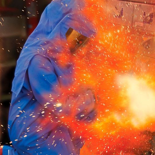 Im Falle eines Lichtbogenüberschlags hängt die Schwere der möglichen Verletzung von der Stärke des Lichtbogens ab. Die Kraft der Explosion und die intensive Hitze eines Lichtbogens können äußere und innere Verbrennungen, Gehirnerschütterungen, einen Lungenkollaps und Gehörverlust verursachen. Im Falle eines Lichtbogenüberschlags hängt die Schwere der möglichen Verletzung von der Stärke des Lichtbogens ab. Die Kraft der Explosion und die intensive Hitze eines Lichtbogens können äußere und innere Verbrennungen, Gehirnerschütterungen, einen Lungenkollaps und Gehörverlust verursachen.