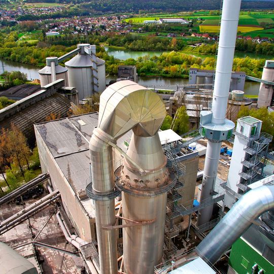Panorama vom 70 Meter hohen Wärmetauscherturm: Das Zementwerk Lengfurt ist bereits seit 1899 Teil der Region, entsprechend wichtig ist dem Unternehmen die partnerschaftliche Beziehung zu den umliegenden Gemeinden. Die Aspekte Umweltschutz und Energieeffizienz sind fest in der Firmenphilosophie verankert. Panorama vom 70 Meter hohen Wärmetauscherturm: Das Zementwerk Lengfurt ist bereits seit 1899 Teil der Region, entsprechend wichtig ist dem Unternehmen die partnerschaftliche Beziehung zu den umliegenden Gemeinden. Die Aspekte Umweltschutz und Energieeffizienz sind fest in der Firmenphilosophie verankert.