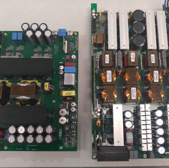 Bild 1: SiC DC/DC-Wandler mit 20 kW (links) und IGBT DC/DC-Wandler mit 15 kW (rechts) Bild 1: SiC DC/DC-Wandler mit 20 kW (links) und IGBT DC/DC-Wandler mit 15 kW (rechts)