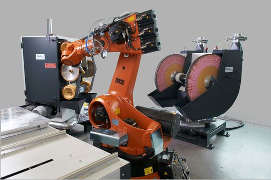 In den SHL-Anlagen führt ein Knickarmroboter die zu bearbeitenden Werkstücke an Polierscheiben und Schleifbändern entlang. Die Weiss-Rundschalttische schwenken die Schleif- und Poliermaschinen sogar während der Bearbeitung. In den SHL-Anlagen führt ein Knickarmroboter die zu bearbeitenden Werkstücke an Polierscheiben und Schleifbändern entlang. Die Weiss-Rundschalttische schwenken die Schleif- und Poliermaschinen sogar während der Bearbeitung.
