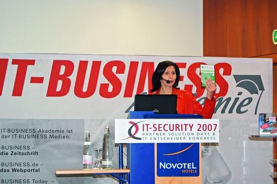 Daniela Schilling, Leiterin der IT-BUSINESS Akademie, begrüßt die Teilnehmer zum Event. Daniela Schilling, Leiterin der IT-BUSINESS Akademie, begrüßt die Teilnehmer zum Event.