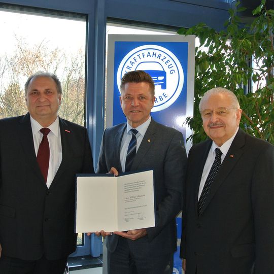 ZDH-Präsident Hans Peter Wollseifer (li.) und ZDK-Präsident Jürgen Karpinski (re.) gratulierten Wilhelm Hülsdonk zum Handwerkszeichen in Gold.