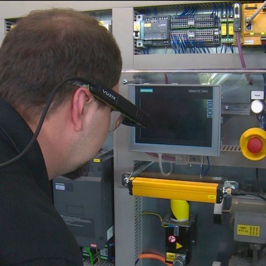 Mit der Datenbrille durch die Anlage: Smart Glasses und Augmented Reality sollen die Instandhaltung unterstützen. (Bild aus Bürkle Produkvideo) Mit der Datenbrille durch die Anlage: Smart Glasses und Augmented Reality sollen die Instandhaltung unterstützen. (Bild aus Bürkle Produkvideo)
