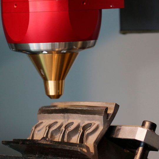 Schleifen, Fräsen und Laserauftragsschweißen: die Mill Grind von Elb-Schliff vereint drei Arbeitsschritte in einer Maschine. Schleifen, Fräsen und Laserauftragsschweißen: die Mill Grind von Elb-Schliff vereint drei Arbeitsschritte in einer Maschine.