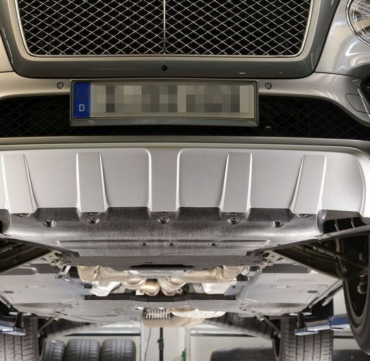 Hart im Nehmen wird der SUV, wenn die beanspruchten Komponenten, wie Motorraumverkleidung, Tank- und Tunnelabdeckung im Unterbodenbereich mit thermoplastischen Composites von Lanxess geschützt werden. Das Material Tepex der Lanxess-Tochter Bond-Laminates soll dafür prädestiniert sein. Hart im Nehmen wird der SUV, wenn die beanspruchten Komponenten, wie Motorraumverkleidung, Tank- und Tunnelabdeckung im Unterbodenbereich mit thermoplastischen Composites von Lanxess geschützt werden. Das Material Tepex der Lanxess-Tochter Bond-Laminates soll dafür prädestiniert sein.