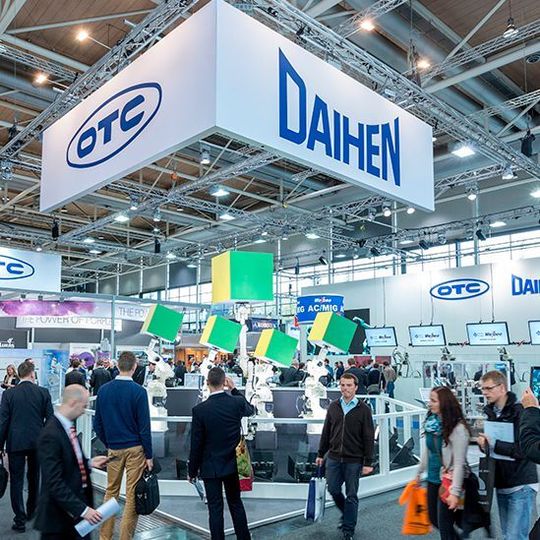 Zu den Publikumsmagneten bei OTC zählte unter anderem die Plasma-Stromquelle F300P für hohe Schweißgeschwindigkeiten. Zu den Publikumsmagneten bei OTC zählte unter anderem die Plasma-Stromquelle F300P für hohe Schweißgeschwindigkeiten.