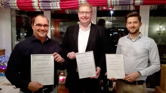 Kay Sonnabend, Aksel Henken und Franz Fischer (v.li.) freuen sich über ihre Zertifikate.