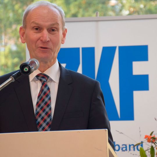 Der scheidende Hauptgeschäftsführer des ZKF, Dr. Klaus Weichtmann, lud seine Gäste in Bad Nauheim zu einer interessanten Zeitreise ein. Der scheidende Hauptgeschäftsführer des ZKF, Dr. Klaus Weichtmann, lud seine Gäste in Bad Nauheim zu einer interessanten Zeitreise ein.