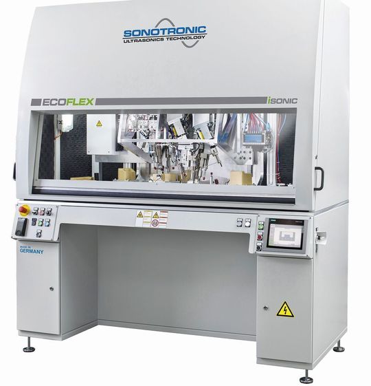 Wer großformatige Kunststoffteile fügen will, der sollte sich, wie es heißt, bei Sonotronic umsehen. Der Hersteller von Ultraschall-Schweißanlagen und Sondermaschinen hat zum Beispiel diese standardisierte Sondermaschine für das Ultraschall-Schweißen namens Ecoflex im Portfolio.