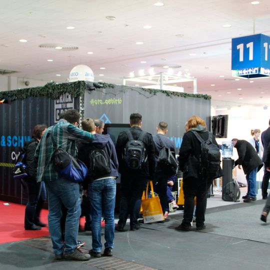 Der Recrutainment-Spezialist young targets GmbH entwickelte das Recruiting Event „Crack the Code“, welches erstmals in Zusammenarbeit mit der Rohde & Schwarz Cybersecurity auf der CeBIT durchgeführt wurde. Über 200 IT-Fachkräfte nahmen an dem Format teil und konnten Ihr Fachwissen und Teamfähigkeit unter Beweis stellen. Der Recrutainment-Spezialist young targets GmbH entwickelte das Recruiting Event „Crack the Code“, welches erstmals in Zusammenarbeit mit der Rohde & Schwarz Cybersecurity auf der CeBIT durchgeführt wurde. Über 200 IT-Fachkräfte nahmen an dem Format teil und konnten Ihr Fachwissen und Teamfähigkeit unter Beweis stellen.