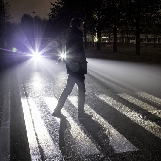 Daimler kann mit seinem neuen Lichtsystem beispielsweise einen Zebrastreifen auf die Straße beamen. Daimler kann mit seinem neuen Lichtsystem beispielsweise einen Zebrastreifen auf die Straße beamen.