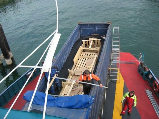 Am laufenden Meter: In einem Stück wurde das Nexans-LWL-Seekabel gefertigt und geliefert. Es wiegt insgesamt etwa 30 Tonnen und musste in einem gigantischen Container, in mehreren Lagen aufgewickelt transportiert werden. Der Verzicht auf Spleißstellen reduziert das Risiko von Schäden und sorgt für eine optimale Datenübertragung. Am laufenden Meter: In einem Stück wurde das Nexans-LWL-Seekabel gefertigt und geliefert. Es wiegt insgesamt etwa 30 Tonnen und musste in einem gigantischen Container, in mehreren Lagen aufgewickelt transportiert werden. Der Verzicht auf Spleißstellen reduziert das Risiko von Schäden und sorgt für eine optimale Datenübertragung.