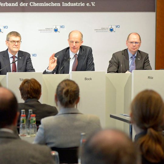 VCI-Präsident Kurt Bock (2. von rechts): „Das Chemiegeschäft dürfte 2017 ohne nennenswerte Dynamik bleiben, zumal die politischen Unsicherheiten und konjunkturellen Risiken auf den Auslandsmärkten rund um den Globus zugenommen haben."