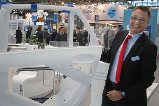 formnext 2016: Geschäftsführer Stephan Kegelmann präsentiert eine 3D-gedruckte Pkw-Tür formnext 2016: Geschäftsführer Stephan Kegelmann präsentiert eine 3D-gedruckte Pkw-Tür