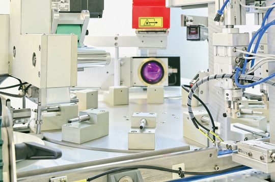 Der FIBRODYN DM ermöglicht einen besonders kompakten Aufbau: Zuführung (halbrechts), Prägestation (links), Laserbeschriftung (Mitte) und Entnahme (rechts außen) sind dicht aneinandergereiht. Der FIBRODYN DM ermöglicht einen besonders kompakten Aufbau: Zuführung (halbrechts), Prägestation (links), Laserbeschriftung (Mitte) und Entnahme (rechts außen) sind dicht aneinandergereiht.