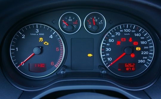 Ein perfekt ausgeleuchtetes Display: zur Beleuchtung von Armaturentafeln werden mitunter über 200 LEDs eingesetzt Ein perfekt ausgeleuchtetes Display: zur Beleuchtung von Armaturentafeln werden mitunter über 200 LEDs eingesetzt