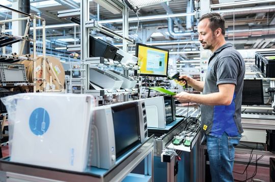 Die Produktion des neuen Elektrochirurgiegeräts VIO 3 erfolgt bei Erbe Elektromedizin mithilfe der UDI-Umsetzung durch GS1 Germany. Die Produktion des neuen Elektrochirurgiegeräts VIO 3 erfolgt bei Erbe Elektromedizin mithilfe der UDI-Umsetzung durch GS1 Germany.