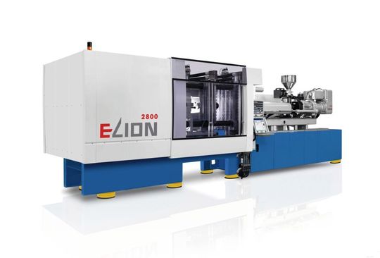 Netstal produziert auf einer voll-elektrischen Spritzgießmaschine mit 128-fach-Werkzeug Pipettenspitzen, die getrennt sortiert werden. Um Produktfälschungen vorzubeugen, erhalten diese ein sichtbares Hologramm als fälschungssicheres Merkmal. Netstal produziert auf einer voll-elektrischen Spritzgießmaschine mit 128-fach-Werkzeug Pipettenspitzen, die getrennt sortiert werden. Um Produktfälschungen vorzubeugen, erhalten diese ein sichtbares Hologramm als fälschungssicheres Merkmal.