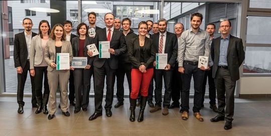 Die Preisträger des Hans-Jürgen Warnecke Innovationspreis 2016 mit dem Moderator und der Jury.