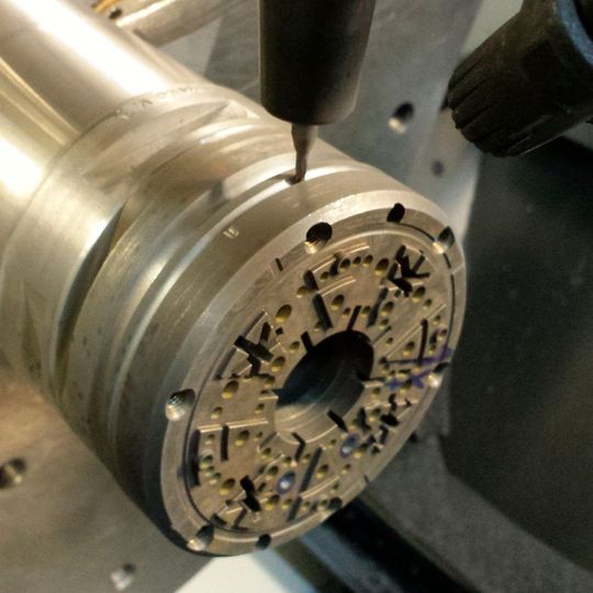 Die Lefo Formenbau hat gemeinsam mit MMC Hitachi Tool Bearbeitungsstrategien entwickelt, mit denen sich auch schwierig zerspanbare Materialien mit hochwertigen Vollhartmetall-Fräsern wirtschaftlich schruppen und bis auf Fertigmaß schlichten lassen. Die Lefo Formenbau hat gemeinsam mit MMC Hitachi Tool Bearbeitungsstrategien entwickelt, mit denen sich auch schwierig zerspanbare Materialien mit hochwertigen Vollhartmetall-Fräsern wirtschaftlich schruppen und bis auf Fertigmaß schlichten lassen.