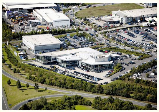 Vor 20 Jahren eröffnete Rhein sein erstes Autohaus in Unterfranken. Im Anschluss erfolgte eine eindrucksvolle Expansion. Was angrenzende Vertriebsgebiete angeht, haben die Unternehmenslenker immer ein offenes Ohr. Vor 20 Jahren eröffnete Rhein sein erstes Autohaus in Unterfranken. Im Anschluss erfolgte eine eindrucksvolle Expansion. Was angrenzende Vertriebsgebiete angeht, haben die Unternehmenslenker immer ein offenes Ohr.
