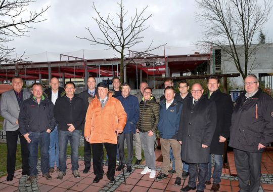 Vertreter der Mayr Antriebstechnik sowie der ausführenden Baufirmen haben das Richtfest der neuen Halle 7 in Mauerstetten gefeiert. Vertreter der Mayr Antriebstechnik sowie der ausführenden Baufirmen haben das Richtfest der neuen Halle 7 in Mauerstetten gefeiert.