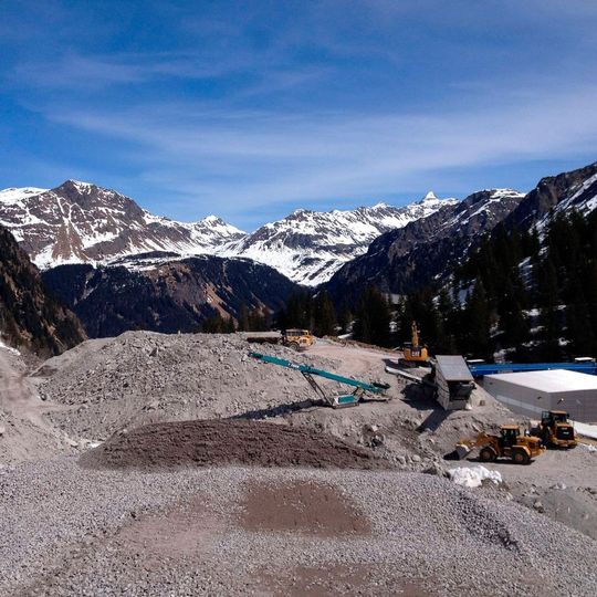 Vor beeindruckender Hochgebirgskulisse: Bau des Pumpspeicherkraftwerks Obervermuntwerk II der Vorarlberger Illwerke in Vorarlberg/Österreich mit eigenem Kieswerk (Transbeton, Bludenz) und Leiblein-Wasseraufbereitung Vor beeindruckender Hochgebirgskulisse: Bau des Pumpspeicherkraftwerks Obervermuntwerk II der Vorarlberger Illwerke in Vorarlberg/Österreich mit eigenem Kieswerk (Transbeton, Bludenz) und Leiblein-Wasseraufbereitung