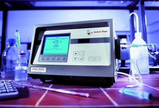 Abb. 1: Das Dichtemessegerät DMA 5000 benötigt 40 Sekunden für die Messung einer Probe. Abb. 1: Das Dichtemessegerät DMA 5000 benötigt 40 Sekunden für die Messung einer Probe.