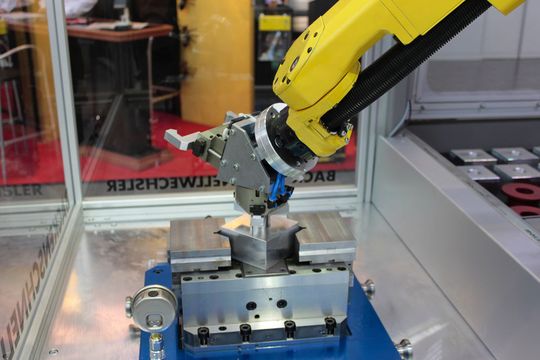 Der erste automatisierte Spannbackenwechsel an einem Zentrischspanner im Arbeitsraum. Der erste automatisierte Spannbackenwechsel an einem Zentrischspanner im Arbeitsraum.