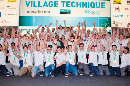 Tous les apprentis partiticipants au Championnat de l'industrie posent pour la postérité sur le stand « Village Technique » de mecaforma à Beaulieu Lausanne. Tous les apprentis partiticipants au Championnat de l'industrie posent pour la postérité sur le stand « Village Technique » de mecaforma à Beaulieu Lausanne.
