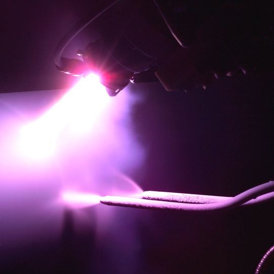 Zum Ausbessern oder Erneuern der Keramik- oder Hartmetalloberflächen von Walzen setzt AST unter anderem das Plasmaspritzen und das Highspeed-Flammspritzen ein. Zum Ausbessern oder Erneuern der Keramik- oder Hartmetalloberflächen von Walzen setzt AST unter anderem das Plasmaspritzen und das Highspeed-Flammspritzen ein.