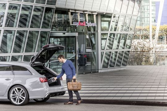 Die gebuchten Audi-Modelle stehen in der „My Audi Sphere“ am Münchner Flughafen bereit.