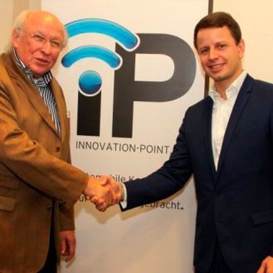 IP-Beiratssprecher Knut Schüttemeyer (links) begrüßt den Frankfurter Kfz-Unternehmer Mark Karpinski bei dem Netzwerktreffen in Köln.