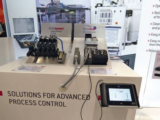 Freely selectable opening velocity of the valve pins offers the ability to optimise the mould cavity filling. Freely selectable opening velocity of the valve pins offers the ability to optimise the mould cavity filling.