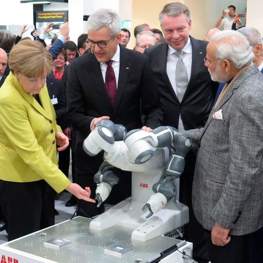 Bundeskanzlerin Angela Merkel steckt auf der Hannover Messe 2015 ihren Finger zwischen YuMis Greifer und demonstrierte so die Zuverlässigkeit der integrierten Sicherheitsfunktionen. Bundeskanzlerin Angela Merkel steckt auf der Hannover Messe 2015 ihren Finger zwischen YuMis Greifer und demonstrierte so die Zuverlässigkeit der integrierten Sicherheitsfunktionen.