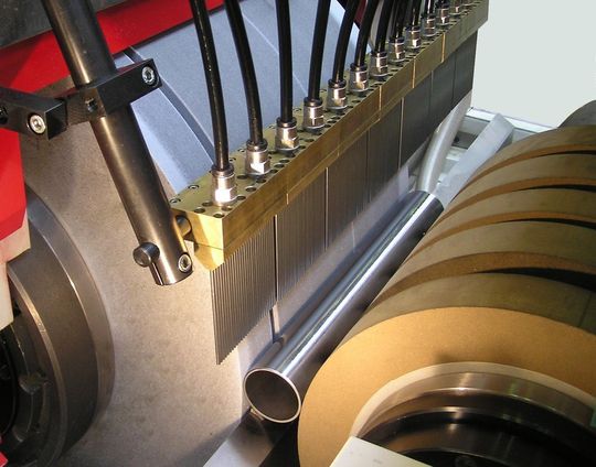 Nadeldüsen bringen das Kühlmittel in der Spitzenlosschleifmaschine unmittelbar zur Zerspanstelle. Das Ergebnis sind optimal gekühlte Werkzeuge und Werkstücke sowie ein reduzierter Kühlmittelbedarf.Bild: Studer Mikrosa Nadeldüsen bringen das Kühlmittel in der Spitzenlosschleifmaschine unmittelbar zur Zerspanstelle. Das Ergebnis sind optimal gekühlte Werkzeuge und Werkstücke sowie ein reduzierter Kühlmittelbedarf.Bild: Studer Mikrosa