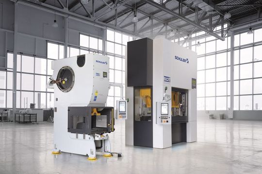 Für die Stanzautomaten CSC 100 (links) und MSC 2000 erhielt die Schuler-Tochter Beutler Nova AG den 30. IHZ Innovationspreis Für die Stanzautomaten CSC 100 (links) und MSC 2000 erhielt die Schuler-Tochter Beutler Nova AG den 30. IHZ Innovationspreis