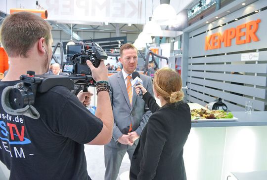 Auch die Medien griffen das Thema auf. Die Entscheidungsträger der Mitgliedsunternehmen waren gefragte Gesprächspartner; wie hier Björn Kemper (Geschäftsführer der Kemper GmbH) im Interview mit DVS-TV. Auch die Medien griffen das Thema auf. Die Entscheidungsträger der Mitgliedsunternehmen waren gefragte Gesprächspartner; wie hier Björn Kemper (Geschäftsführer der Kemper GmbH) im Interview mit DVS-TV.