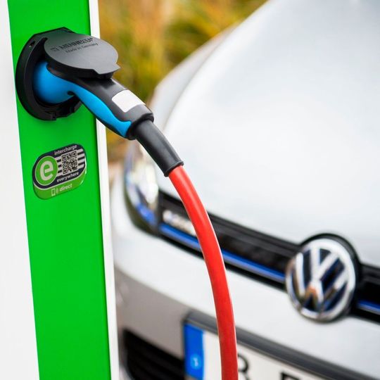 Der VW-Konzern hat sich an Hubject beteiligt, um das Laden von E-Fahrzeugen zu erleichtern. Der VW-Konzern hat sich an Hubject beteiligt, um das Laden von E-Fahrzeugen zu erleichtern.