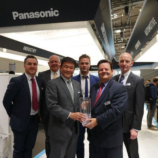 Award-Verleihung: Mouser erhält den High Service Distributor Award 2016 von Panasonic Award-Verleihung: Mouser erhält den High Service Distributor Award 2016 von Panasonic
