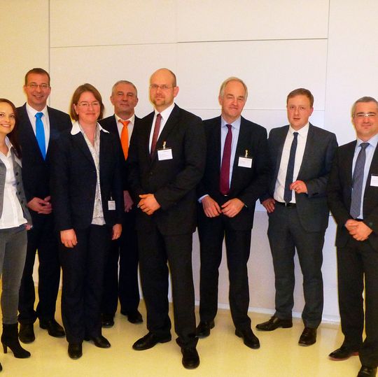 Das Bild zeigt (v.l.n.r.): Dr. Sarah Michaelis – VDMA Batterieproduktion, Holger Gritzka – Thyssen Krupp Engineering, Birgit Hofmann – Bundesministerium für Wirtschaft und Energie, Dr. Joachim Döhner – Kuka Industries, Dr. Andreas Huth – VW VM Forschungsgesellschaft, Prof. Dr. Arno Kwade – TU Braunschweig, Peter Schwierz – Electrive.net, Michael Kluger – Forum Elektromobilität. Das Bild zeigt (v.l.n.r.): Dr. Sarah Michaelis – VDMA Batterieproduktion, Holger Gritzka – Thyssen Krupp Engineering, Birgit Hofmann – Bundesministerium für Wirtschaft und Energie, Dr. Joachim Döhner – Kuka Industries, Dr. Andreas Huth – VW VM Forschungsgesellschaft, Prof. Dr. Arno Kwade – TU Braunschweig, Peter Schwierz – Electrive.net, Michael Kluger – Forum Elektromobilität.