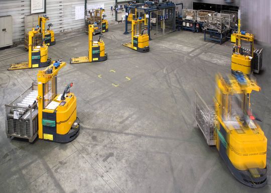 Durch Erneuerung und Erweiterung eines bestehenden fahrerlosen Transportsystems konnte Eberspächer die Produktivität in Fertigung und Logistik erheblich steigern. Bild: PSB Durch Erneuerung und Erweiterung eines bestehenden fahrerlosen Transportsystems konnte Eberspächer die Produktivität in Fertigung und Logistik erheblich steigern. Bild: PSB