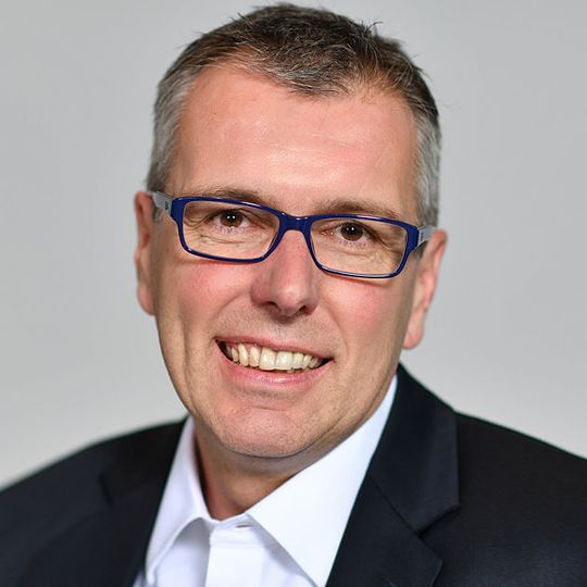 Dr. Holger Klein übernimmt zum Jahresbeginn 2017 die Leitung der ZF-Division Pkw-Fahrwerktechnik. Dr. Holger Klein übernimmt zum Jahresbeginn 2017 die Leitung der ZF-Division Pkw-Fahrwerktechnik.