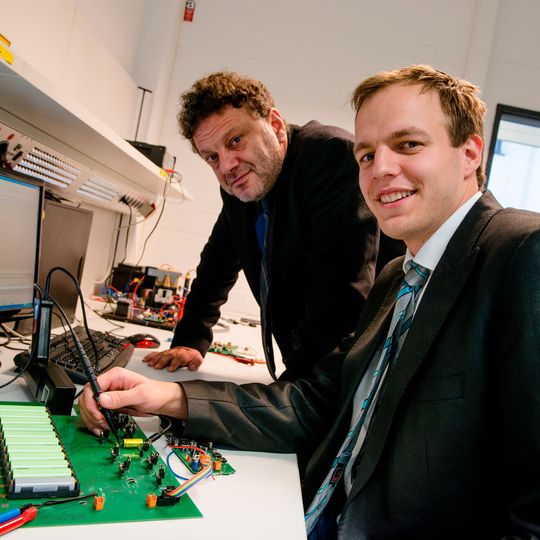Diplom-Ingenieur Philip Dost (vorne) und sein Doktorvater Professor Constantinos Sourkounis entwickelten an der Universität in Bochum die neue Sensortechnik für Lithium-Zellen-Batterien. Diplom-Ingenieur Philip Dost (vorne) und sein Doktorvater Professor Constantinos Sourkounis entwickelten an der Universität in Bochum die neue Sensortechnik für Lithium-Zellen-Batterien.