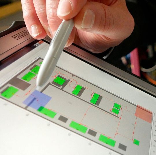 Wissenschaftler des Instituts für Integrierte Produktion Hannover (IPH) haben eine Software entwickelt, die binnen Minuten optimale Routen für fahrerlose Transportsysteme berechnet. Dabei soll sie nicht nur deutlich schneller als menschliche Planer sein, sondern auch bessere Ergebnisse liefern. Wissenschaftler des Instituts für Integrierte Produktion Hannover (IPH) haben eine Software entwickelt, die binnen Minuten optimale Routen für fahrerlose Transportsysteme berechnet. Dabei soll sie nicht nur deutlich schneller als menschliche Planer sein, sondern auch bessere Ergebnisse liefern.