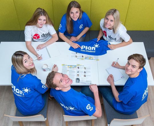 Azubis von DPD betreuen aktuell mehr als 100 Patenschaften von Plan International für Kinder in Afrika, Asien und Lateinamerika. Azubis von DPD betreuen aktuell mehr als 100 Patenschaften von Plan International für Kinder in Afrika, Asien und Lateinamerika.