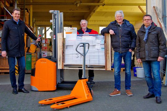 Die STILL-Niederlassung Dortmund übergibt ihr „Weihnachtsgeschenk“ in Form einer Fahrzeugspende an die ARCHEMED – Ärzte für Kinder in Not. Die STILL-Niederlassung Dortmund übergibt ihr „Weihnachtsgeschenk“ in Form einer Fahrzeugspende an die ARCHEMED – Ärzte für Kinder in Not.