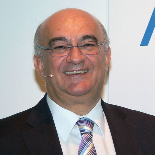 Seit dem 1. Oktober 2006 ist Dr. Robert Bauer Vorstandsvorsitzender der SICK AG. Darüber hinaus ist er für das Ressort Produkte und Technologie verantwortlich. Seit dem 1. Oktober 2006 ist Dr. Robert Bauer Vorstandsvorsitzender der SICK AG. Darüber hinaus ist er für das Ressort Produkte und Technologie verantwortlich.