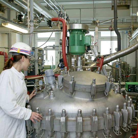 Cystein Fermenter: Wacker ist nach eigenen Angaben das weltweit einzige Unternehmen, das Cystein in höchster Reinheit mit einem Fermentationsverfahren aus Bakterien herstellen kann. Die Bakterien fertigen Cystein „wie am Fließband“ und schleusen die produzierte Aminosäure durch ihre Zellmembran in die Nährlösung der Fermentertanks. Cystein Fermenter: Wacker ist nach eigenen Angaben das weltweit einzige Unternehmen, das Cystein in höchster Reinheit mit einem Fermentationsverfahren aus Bakterien herstellen kann. Die Bakterien fertigen Cystein „wie am Fließband“ und schleusen die produzierte Aminosäure durch ihre Zellmembran in die Nährlösung der Fermentertanks.